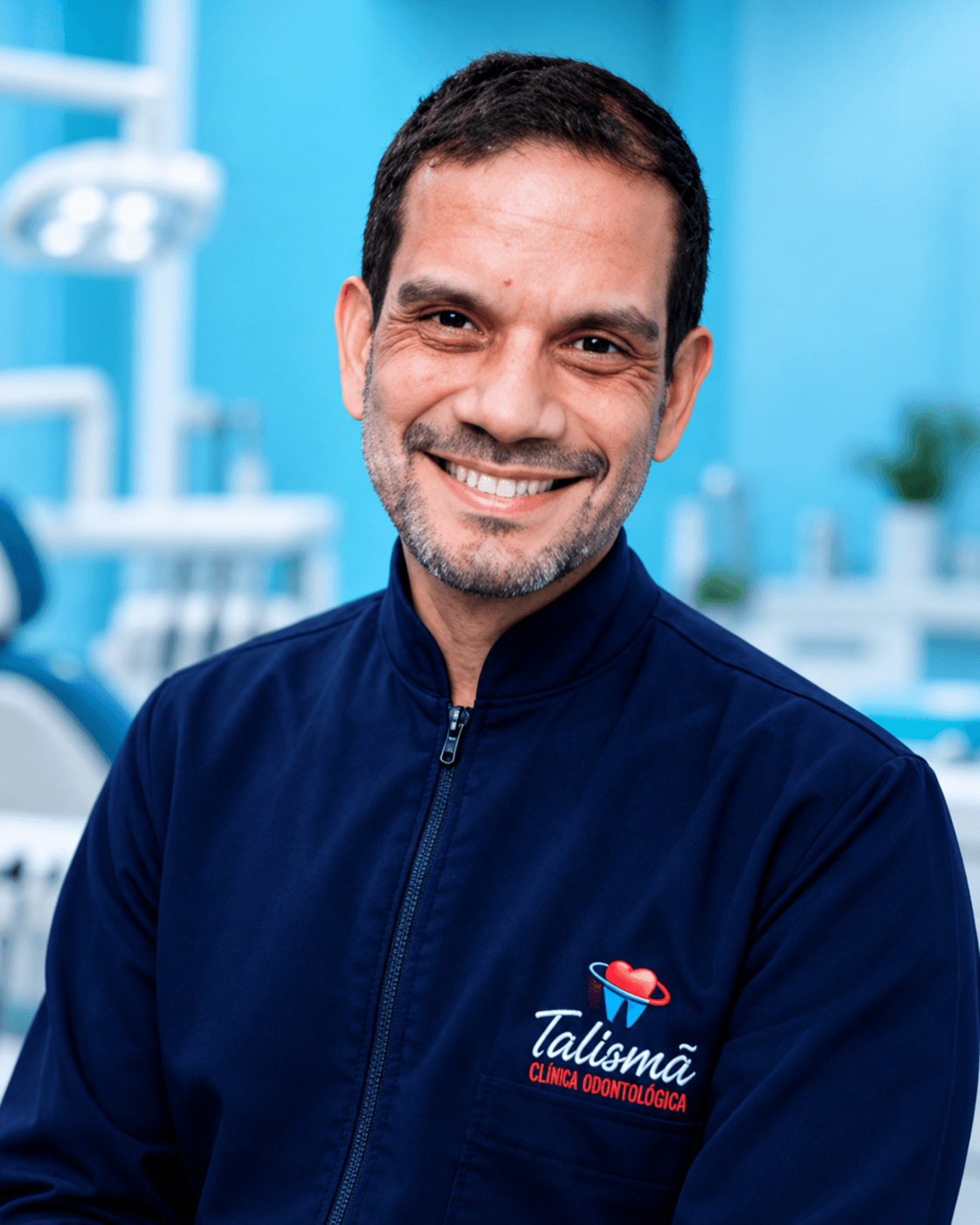 Profissional da Talismã sorrindo, com jaleco azul-marinho bordado com a logo da clínica