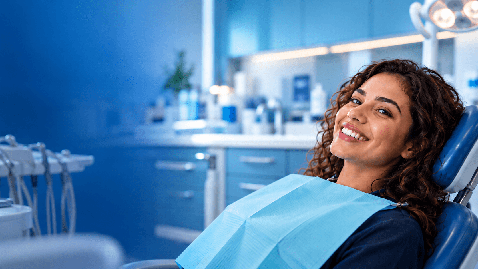 Paciente sorrindo na cadeira odontológica